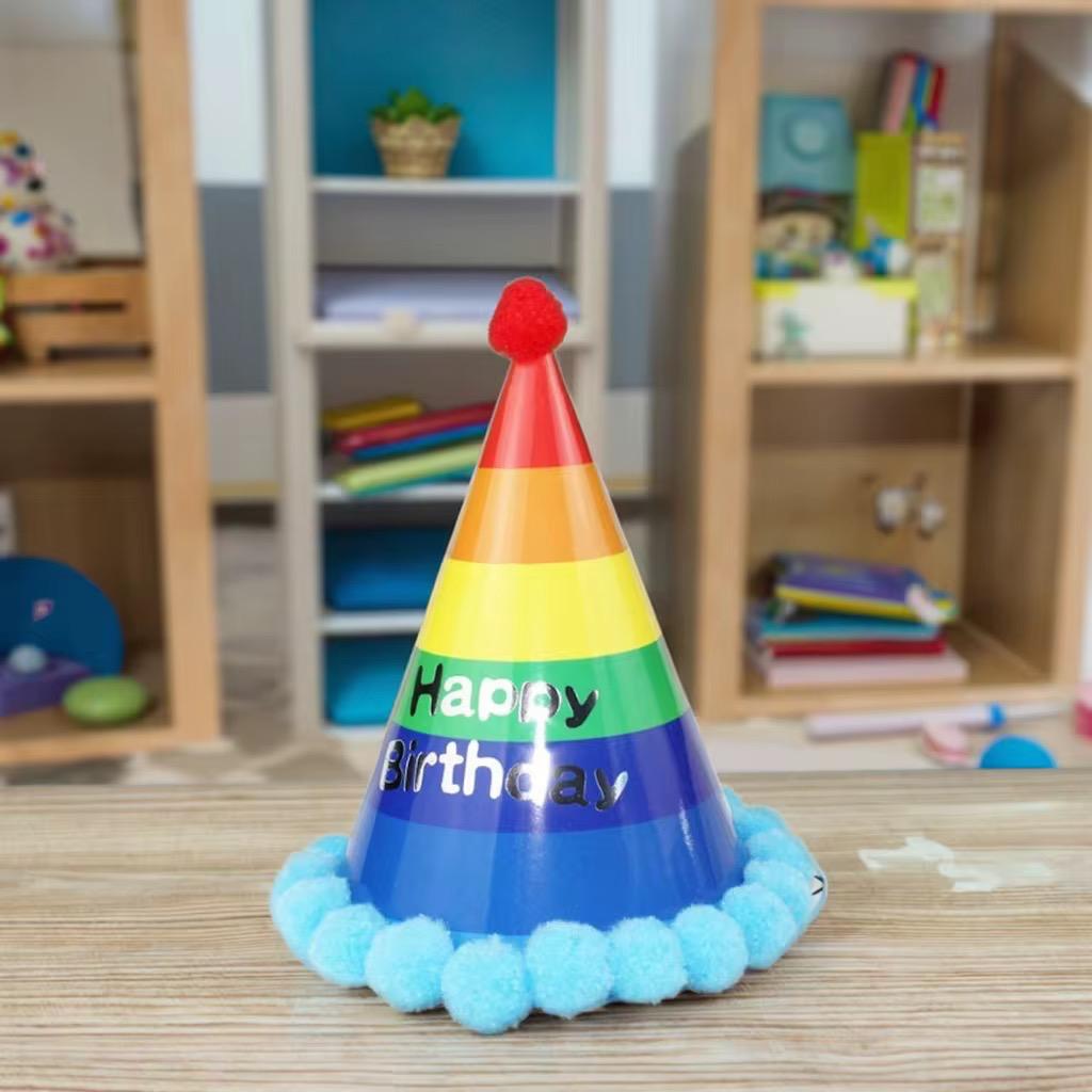 Chapeau d'anniversaire arc-en-ciel