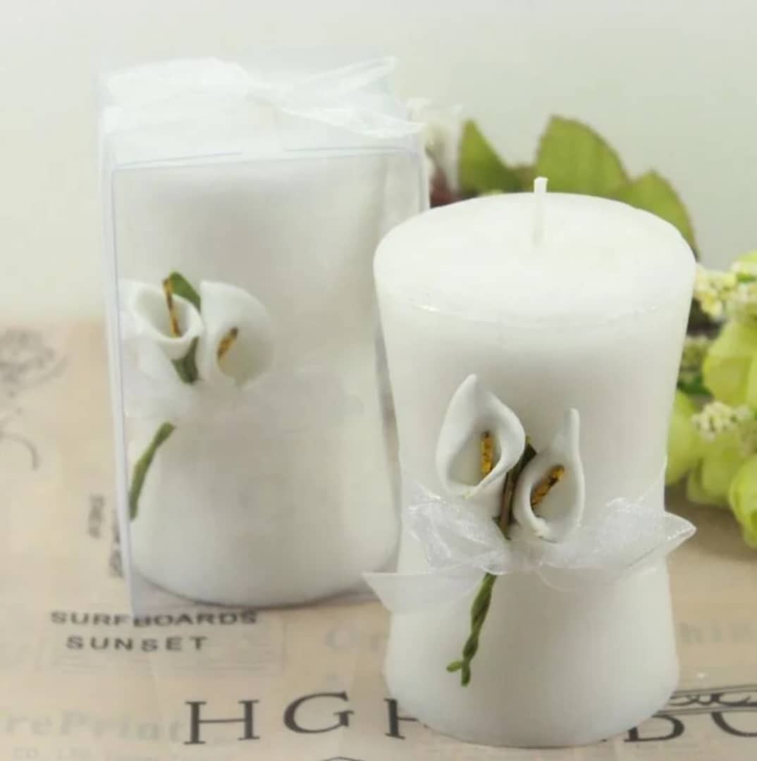 Bougie décorative blanche avec fleurs calla