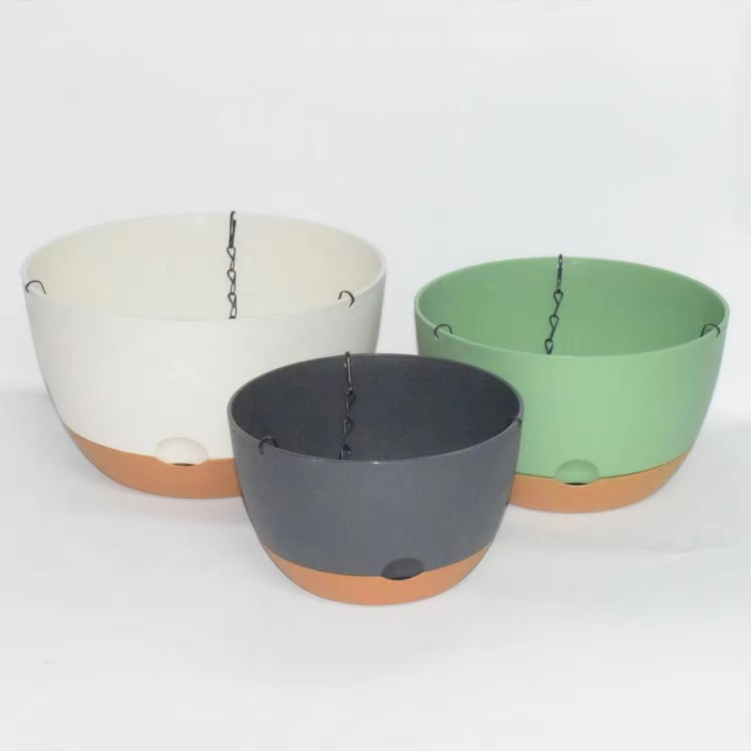 pot de fleurs en plastique suspendu