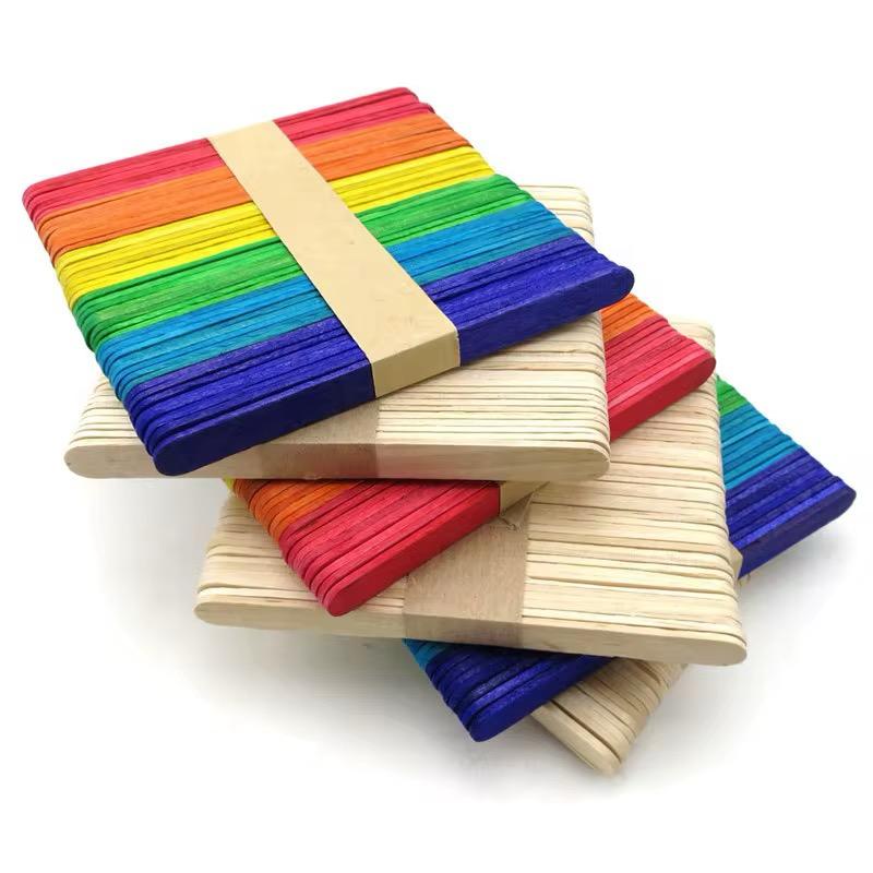 Coffret de bâtonnets en bois colorés