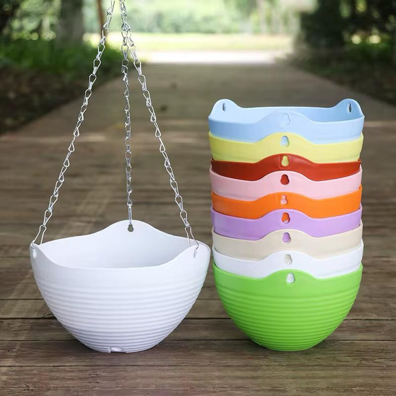 Lot de pots de fleurs suspendus colorés en plastique avec système de drainage et chaînes