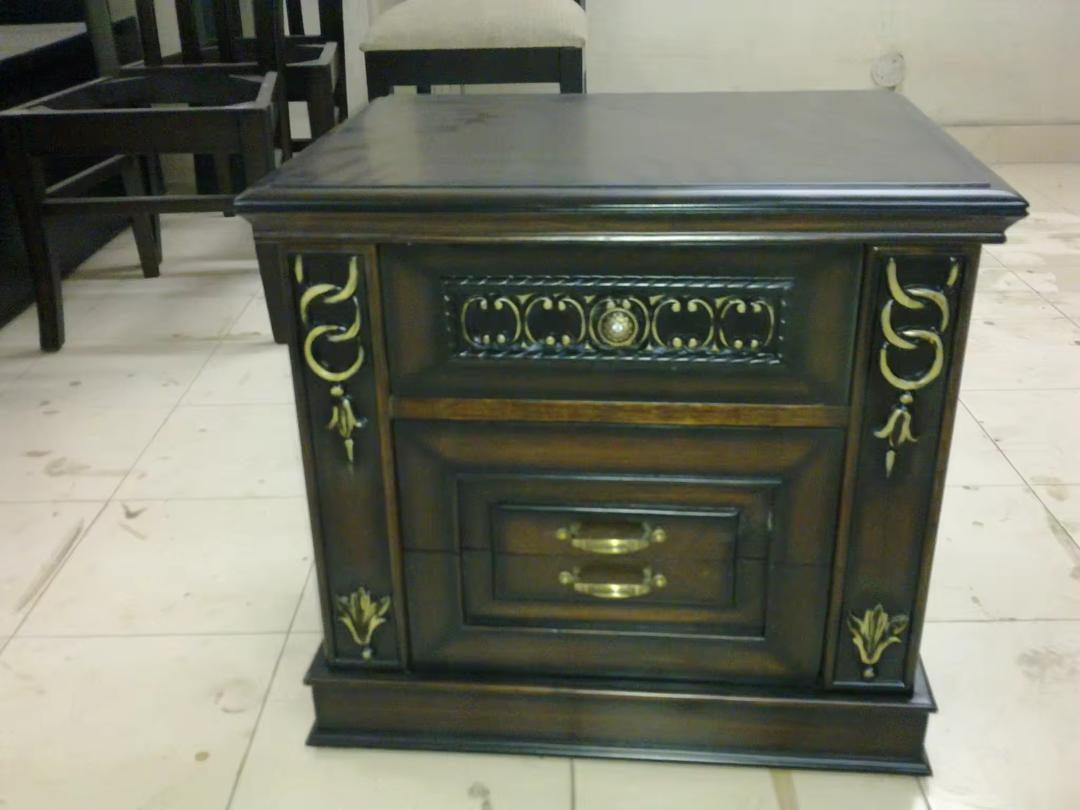 Table de chevet en bois sculpté