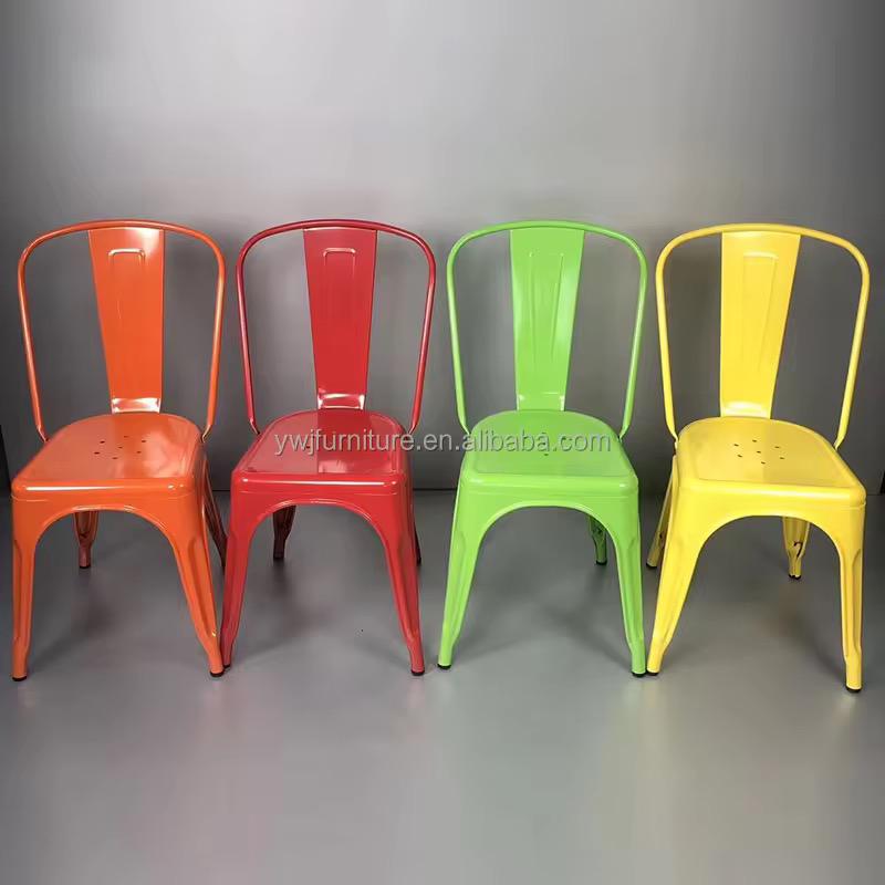 Chaises en métal colorées