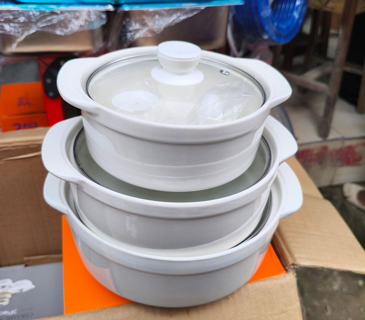 Batterie de cuisine classique pot à soupe couvercle vaisselle assiettes bols casseroles en céramique cuisinière à gaz usage domestique préparation des aliments