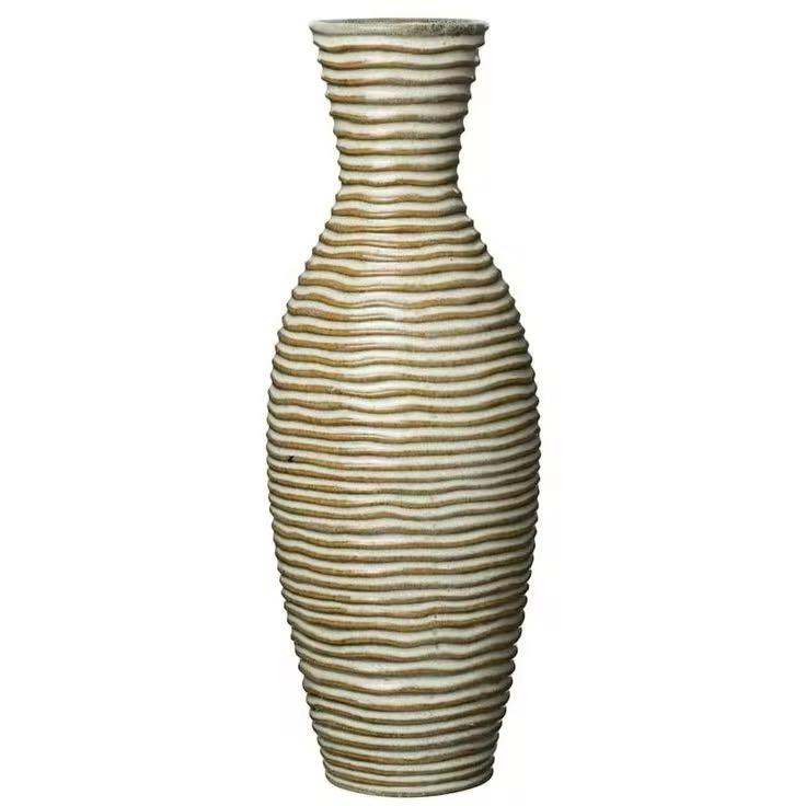 Vase en métal argenté brillant