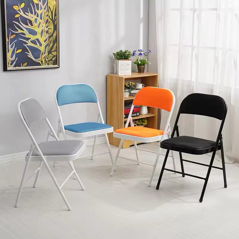 Chaises pliantes noires – Assise rembourrée & structure métallique