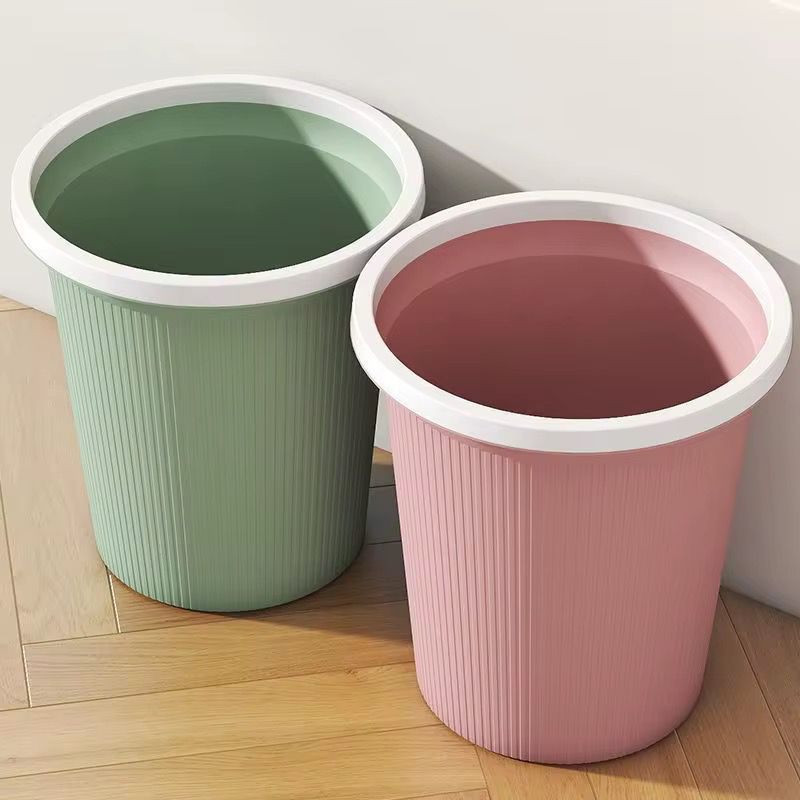 Poubelles en plastique colorées
