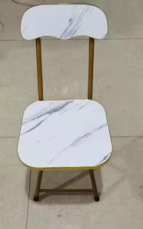 Chaise contemporaine – Assise noire marbrée & structure jaune