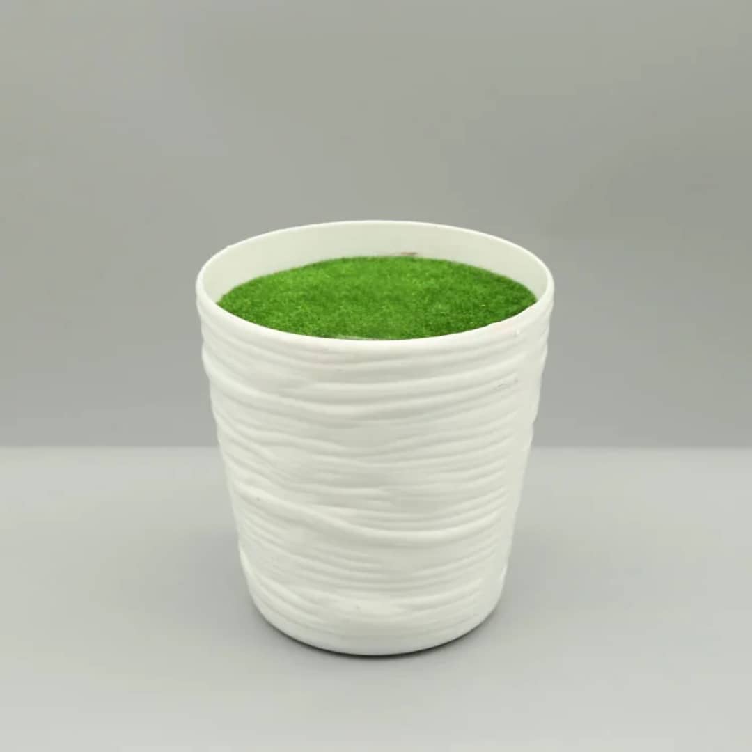 Pot décoratif en céramique blanche avec gazon synthétique