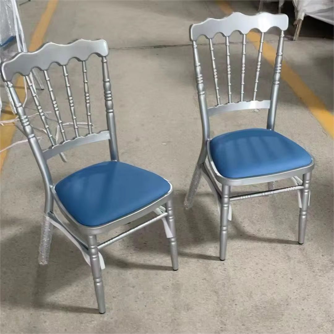Chaises en métal avec rembourrage