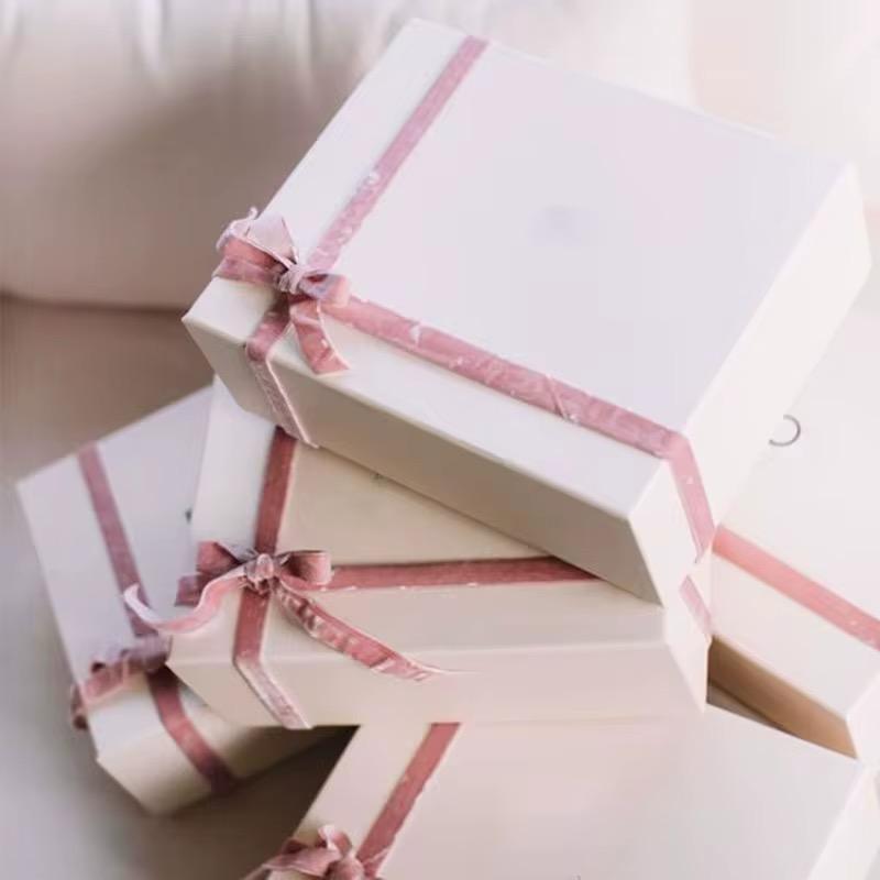 Boîte cadeau avec ruban
