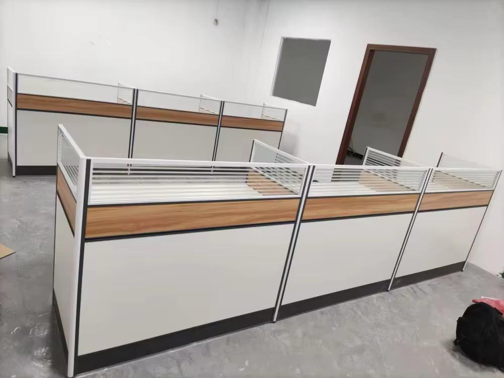 Stations de travail 3 postes – Cloisons vitrées & finition bois