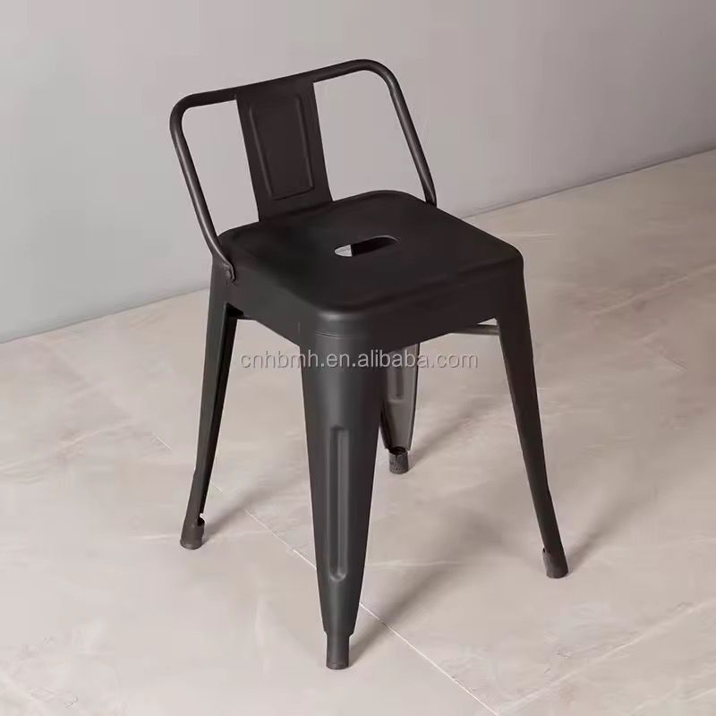 Chaises métalliques empilables