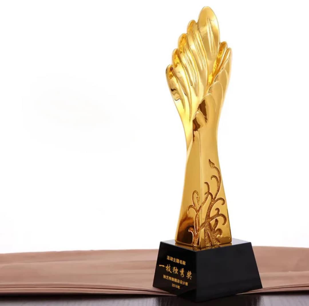 Trophée doré – Feuilles stylisées & prix de mérite