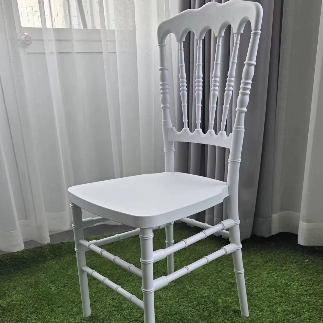 Chaise traditionnelle blanche