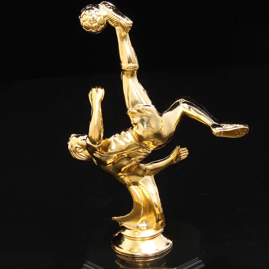 Trophée football – joueur en ciseau retourné doré
