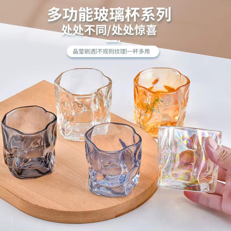 Tasse en verre texturé