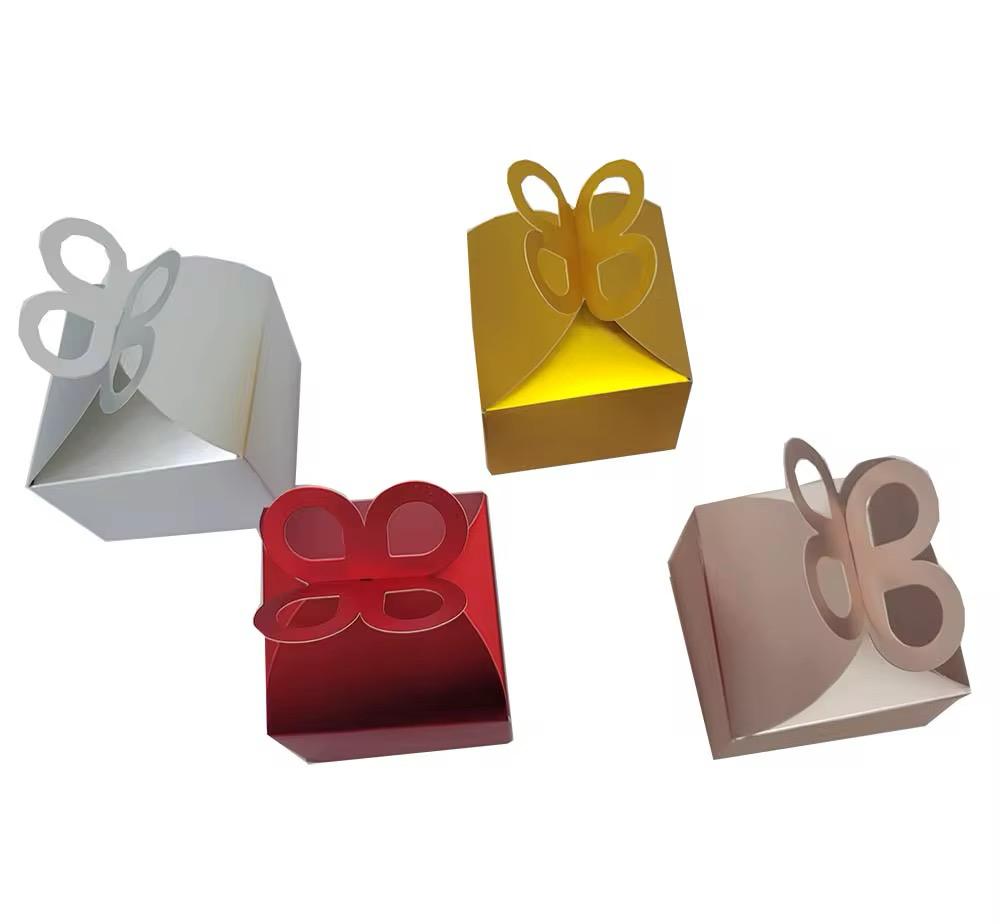 Boîtes à cadeaux en papier avec décorations en papillon