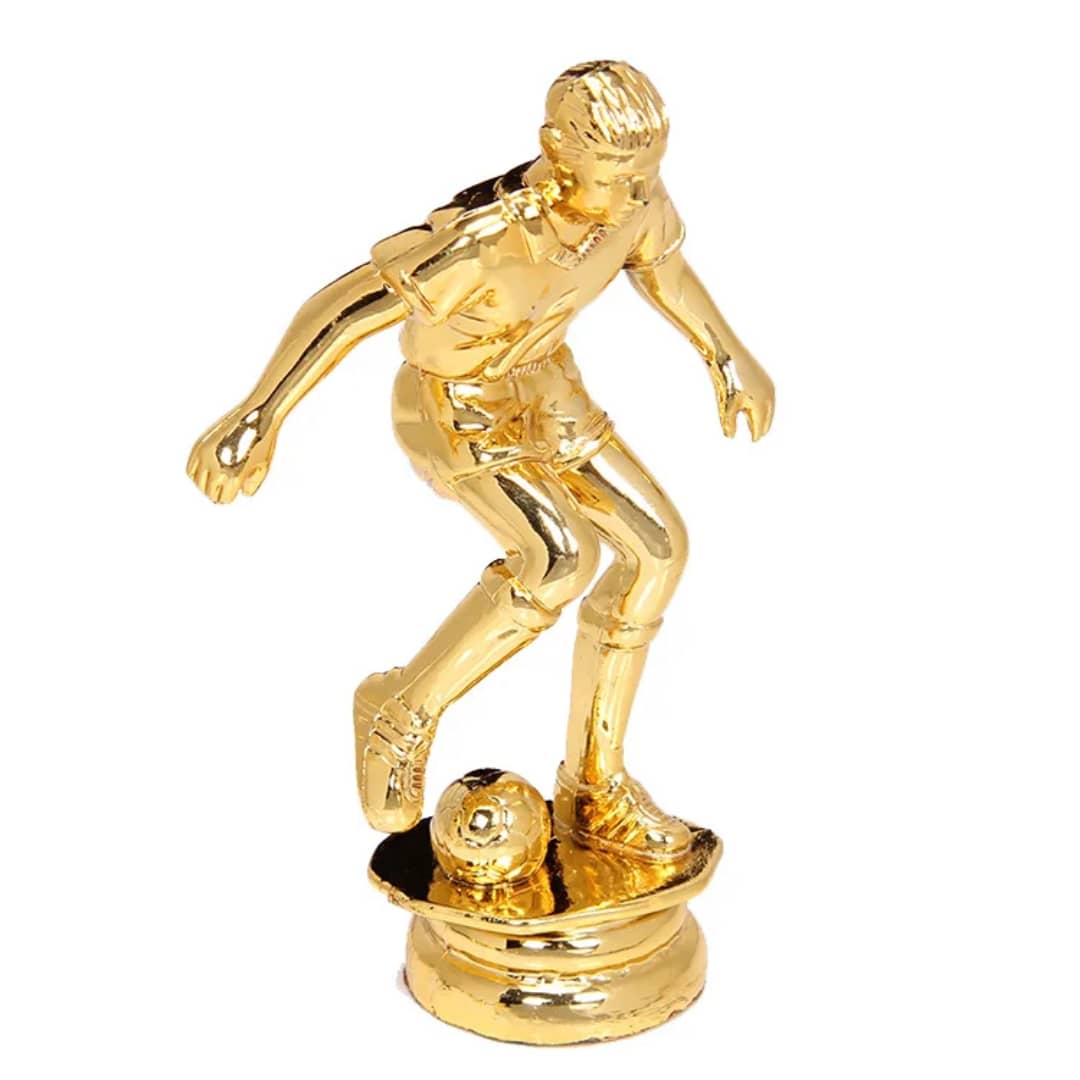 Trophée doré football – joueur en dribble sur socle rond