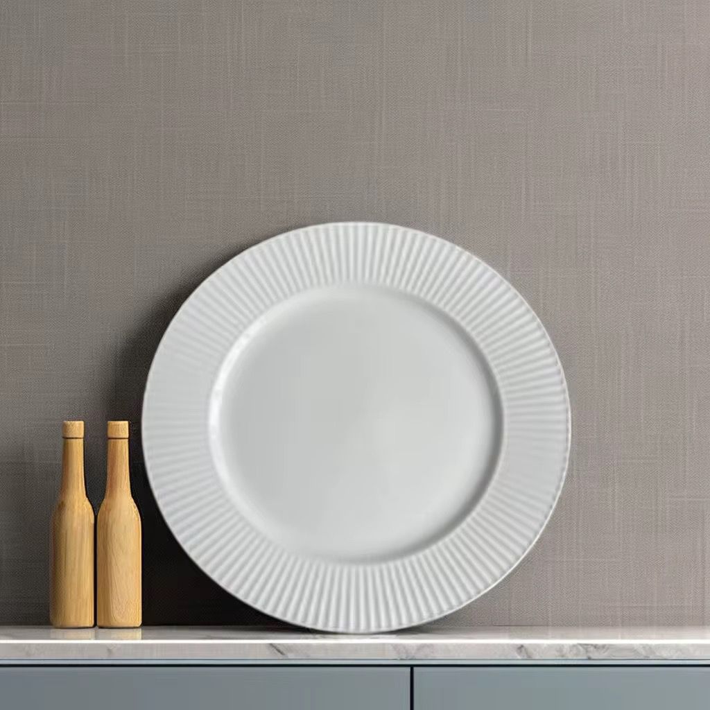 Assiette en céramique à bord strié