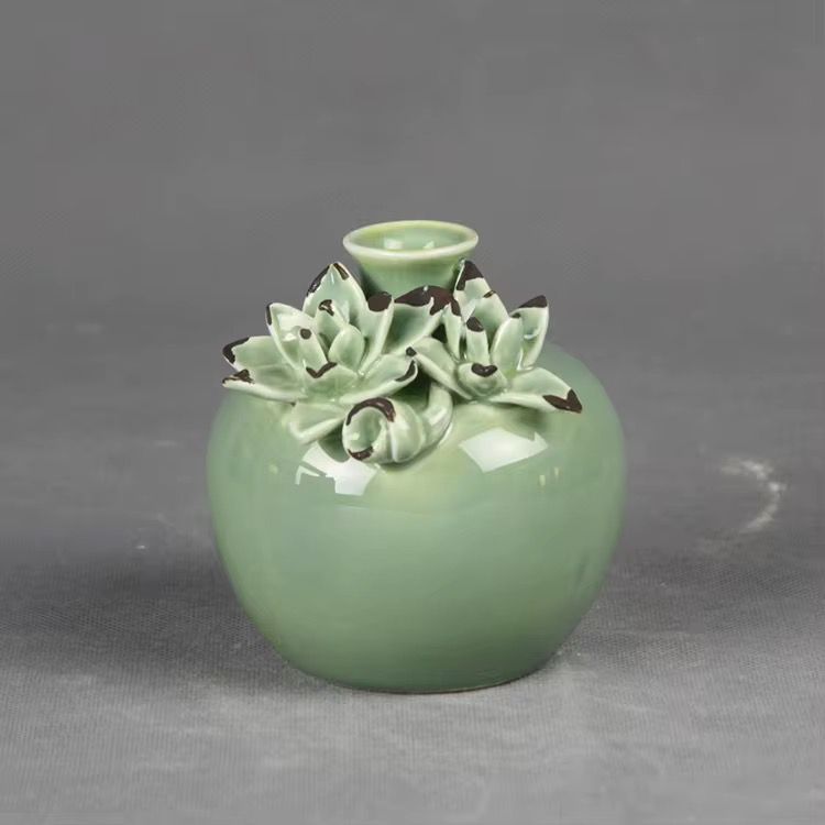Vase en céramique blanc sculpté "Volute Elégante"