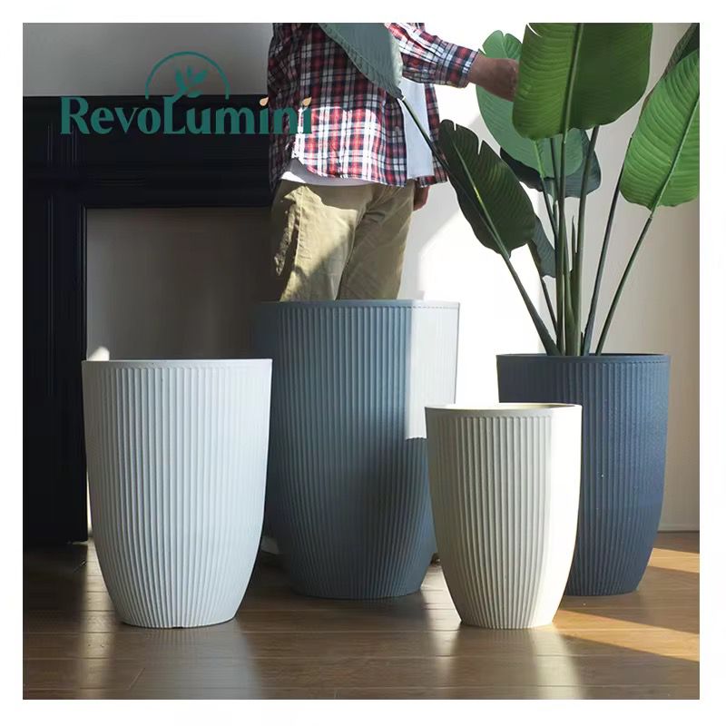 jardinière  décorative haute en plastique