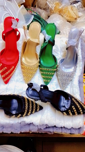 V ente en gros  des Chaussures de créateur de luxe à talons hauts pour femmes avec bout pointu Chaussures d'été en dentelle plates pour défilé de mode en plein air Chaussures d'été avec talons