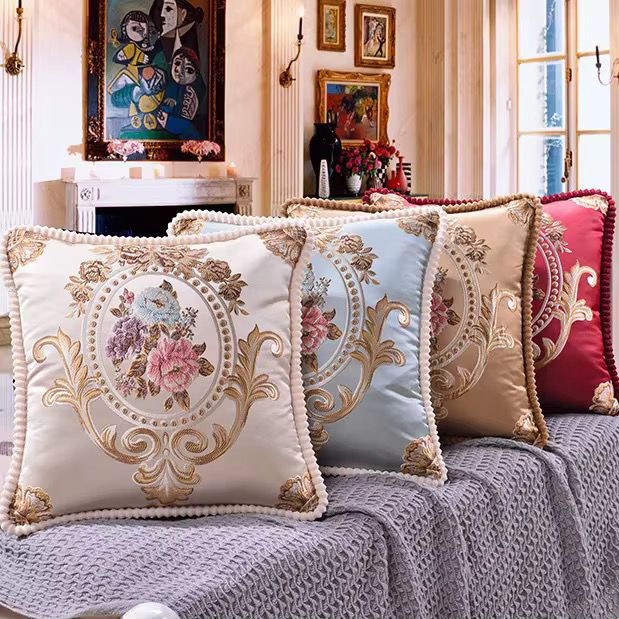 Coussin décoratif brodé avec motifs floraux
