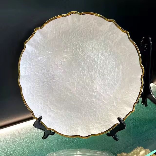 Assiette en céramique avec bord doré