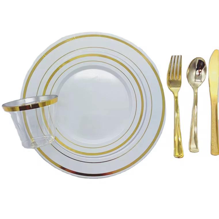 Set de vaisselle jetable en plastique doré