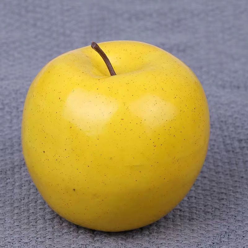 Pomme jaune décorative en plastique